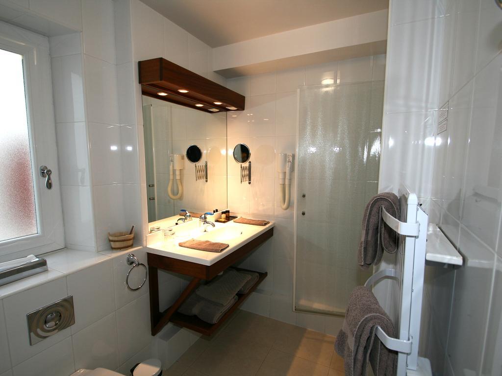 Hotel Les Almadies - Coeur De Ville Saint-Jean-de-Luz Bilik gambar